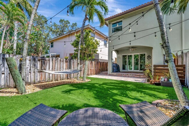 Building Photo - 853 SW 11th Ct