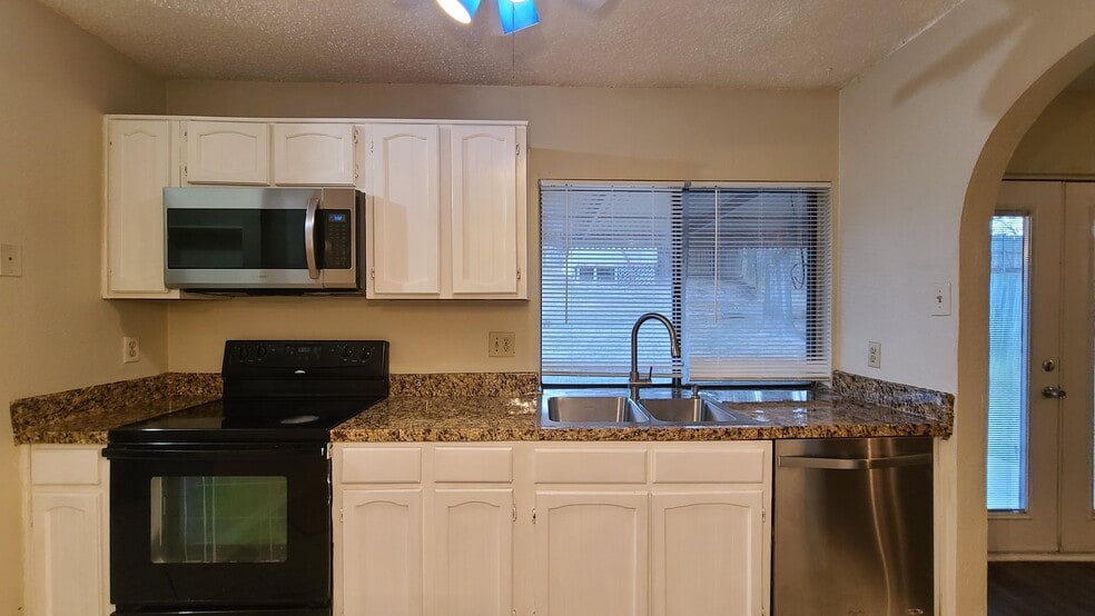 Building Photo - 1632 Nueces Dr