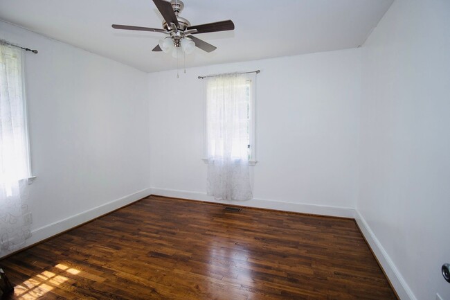 Building Photo - 3 Bedroom, 1 Bathroom Charmer in Cayce - A...