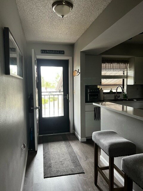 Front door/raised counter - 927 Capri Isles Blvd