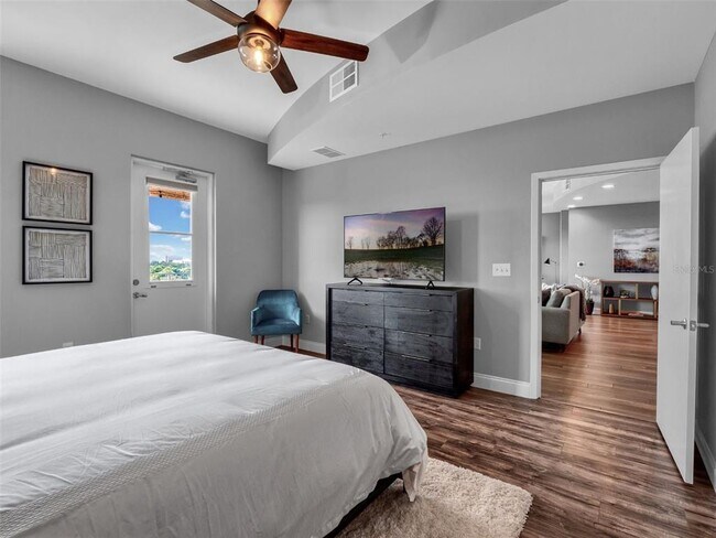 Building Photo - 525 E Jackson St