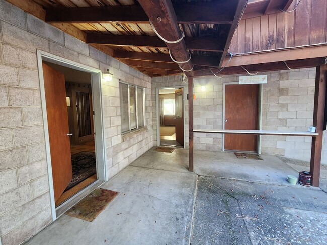 Building Photo - SKI LEASE: Close to Bus Line, Full Kitchen, 2 Living Areas