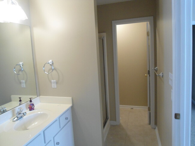 Building Photo - Cute Townhome Available for Rent in Alabas...