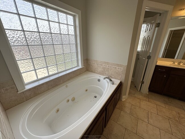 Building Photo - 5511 Ginkgo Rd