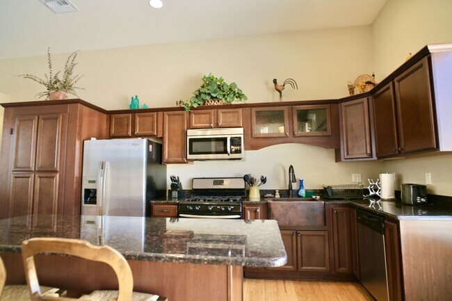 Building Photo - Mountain and City Views from this Furnishe...