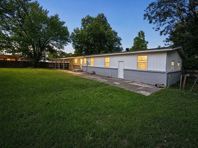 Building Photo - 3200 Berkley St SW
