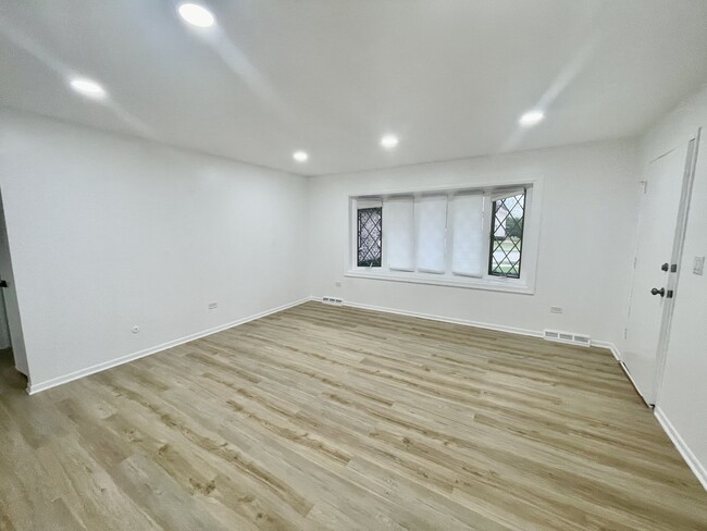 Building Photo - 1005 Cardinal Ln