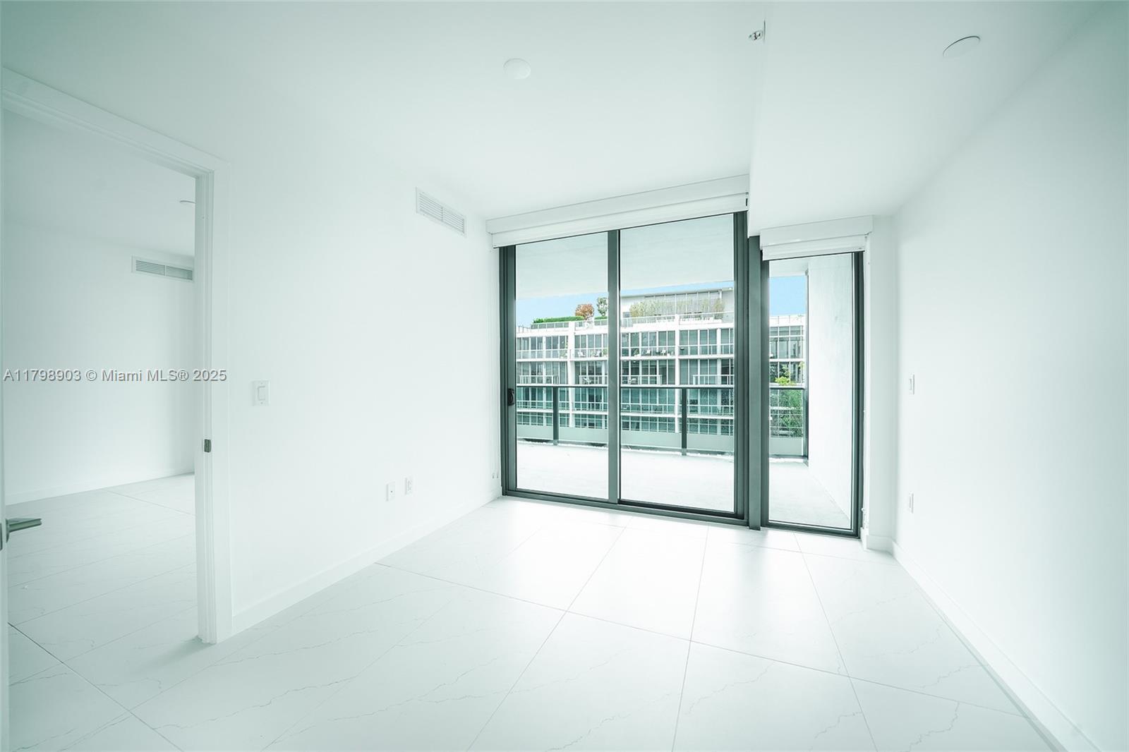 Building Photo - 9901 E Bay Harbor Dr