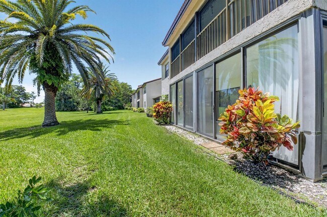 Building Photo - 9264 Vista Del Lago