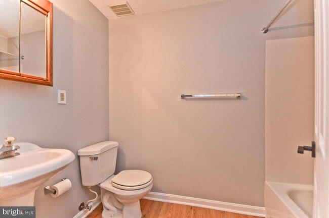 Building Photo - 9505 Baroness Ct