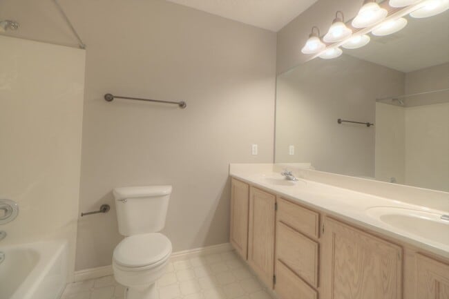 Building Photo - Pet Friendly! Cute 2 Bedroom 1.5 Bath in Midway!!