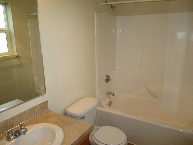 Building Photo - Two Bedroom Apartment in South Salem