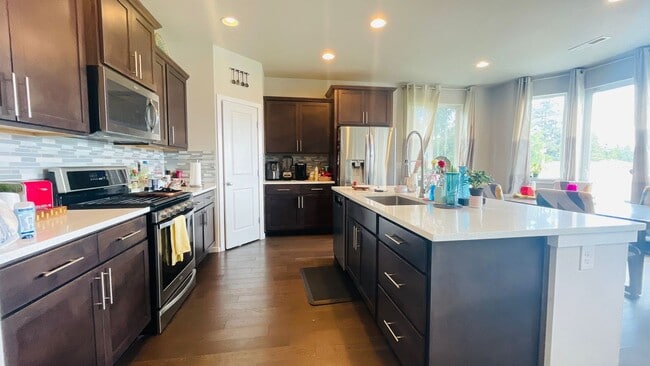 Building Photo - Spacious Corner 5 bed Single Family Home i...