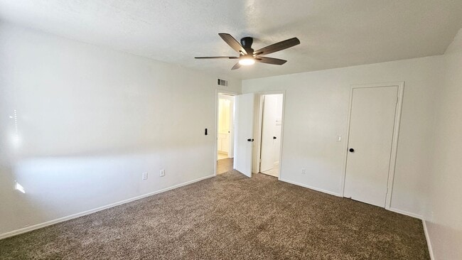 Building Photo - Updated Charming 2 Bed Condo