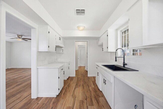 Building Photo - 314 Monterey St
