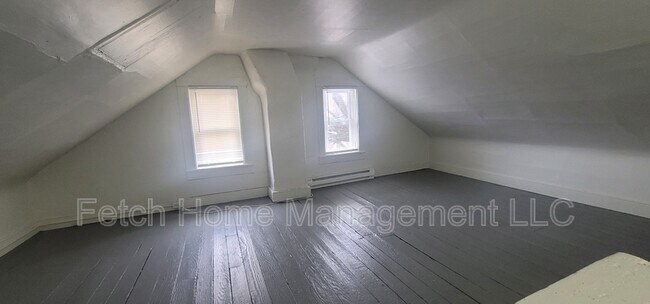 Building Photo - 438 E Strawberry St