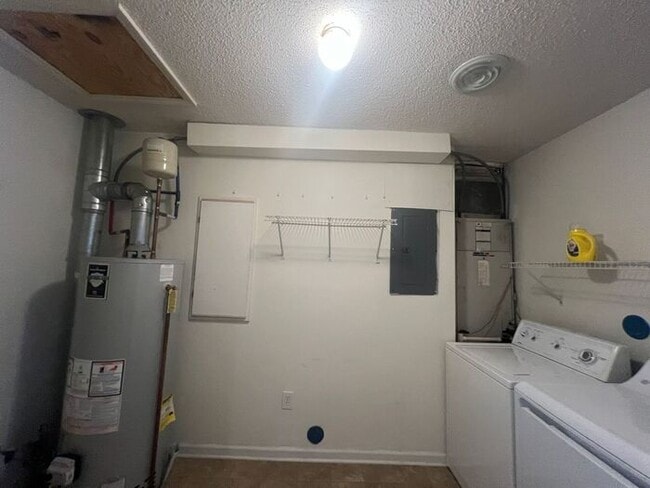 Building Photo - Breezewood Condo, 2 Brd/2bath, center of W...