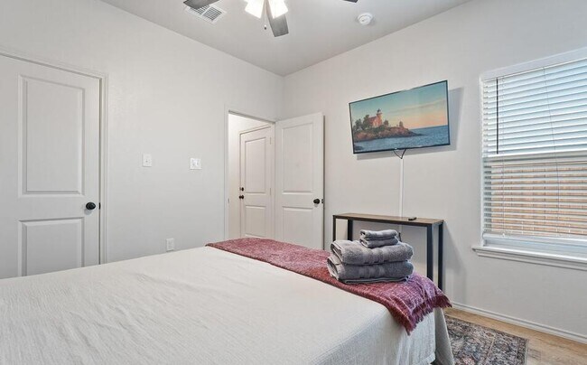 Building Photo - 5606 Kemper St