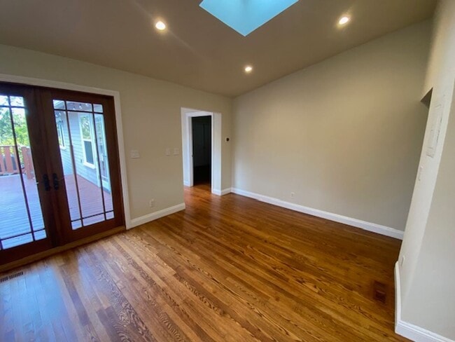 Building Photo - 1122 Miles Ave