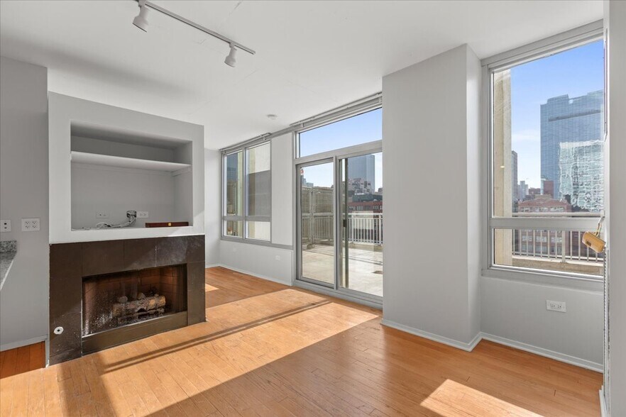 Building Photo - 701 S Wells St