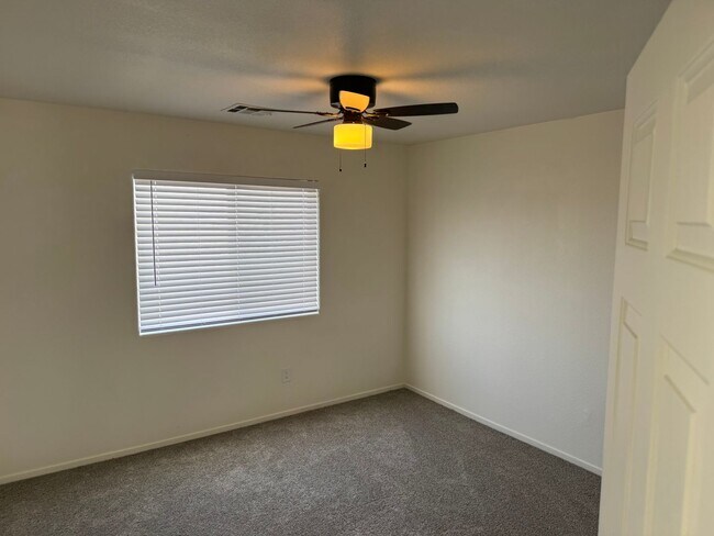 Building Photo - New flooring and kitchen. No neigbors behi...