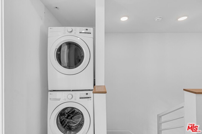 Building Photo - 2000 Beachwood Dr