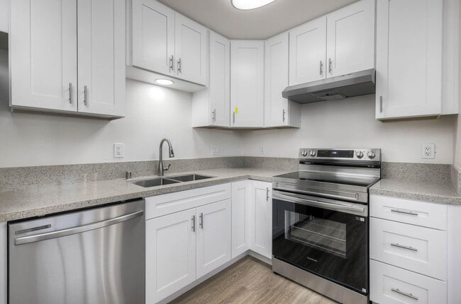 Building Photo - La Roca Plaza