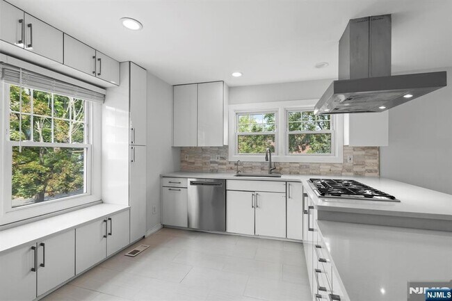Building Photo - 6 Grand Cove Way