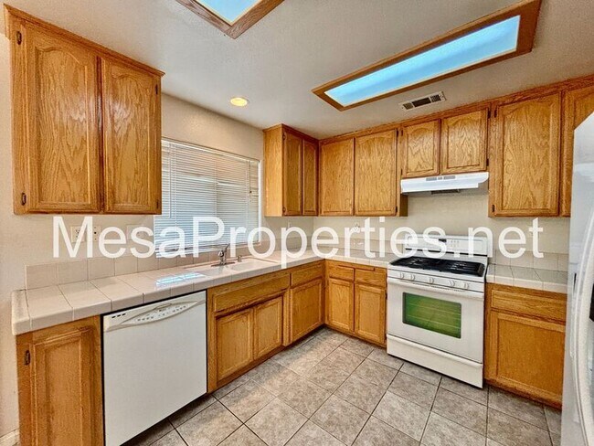 Building Photo - 14744 Hopland St