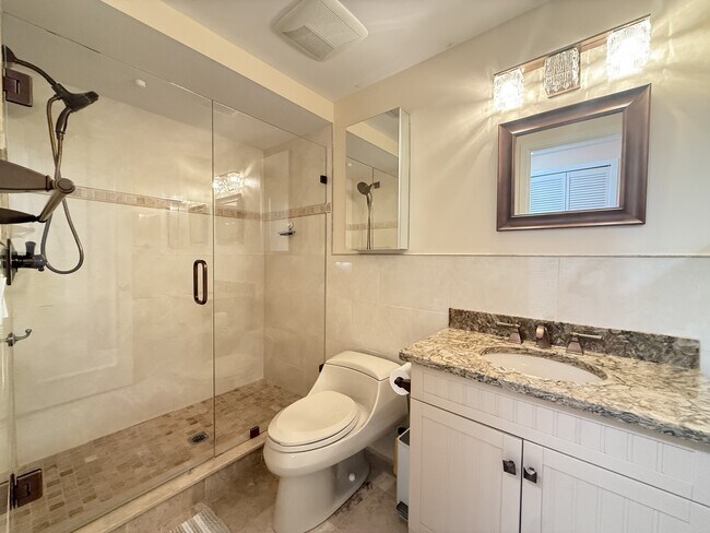 Building Photo - 772 Greenhills Dr