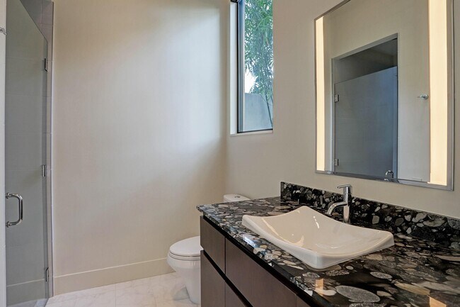 Building Photo - 721 E Creekside Dr