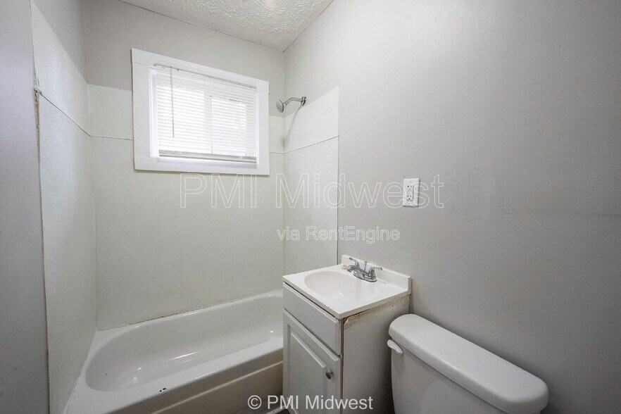 Building Photo - 2932 N Dearborn St