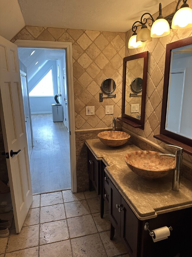 Building Photo - Luxurious 2 Bed, 2 Bath Rental on Lake Qui...