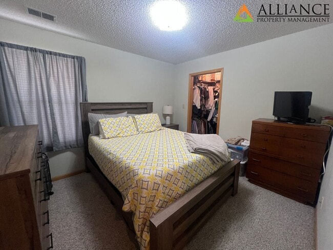 Building Photo - Nice Duplex on East Side!