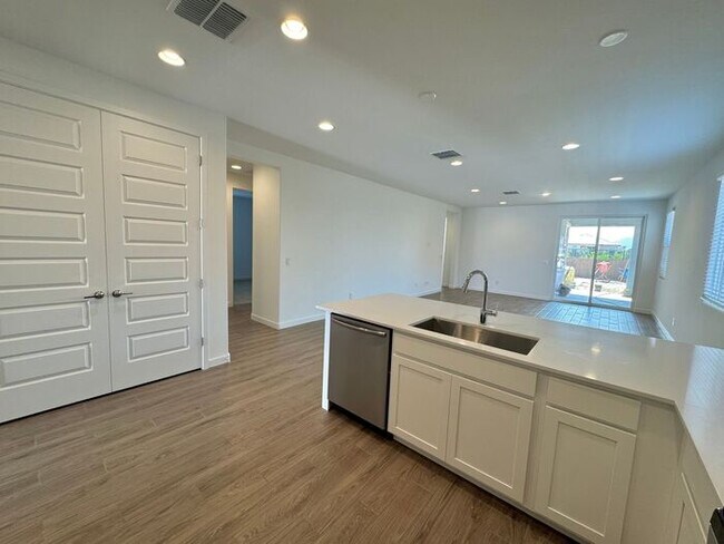 Building Photo - New 5-Bedroom Home in Phoenix with Upgrade...