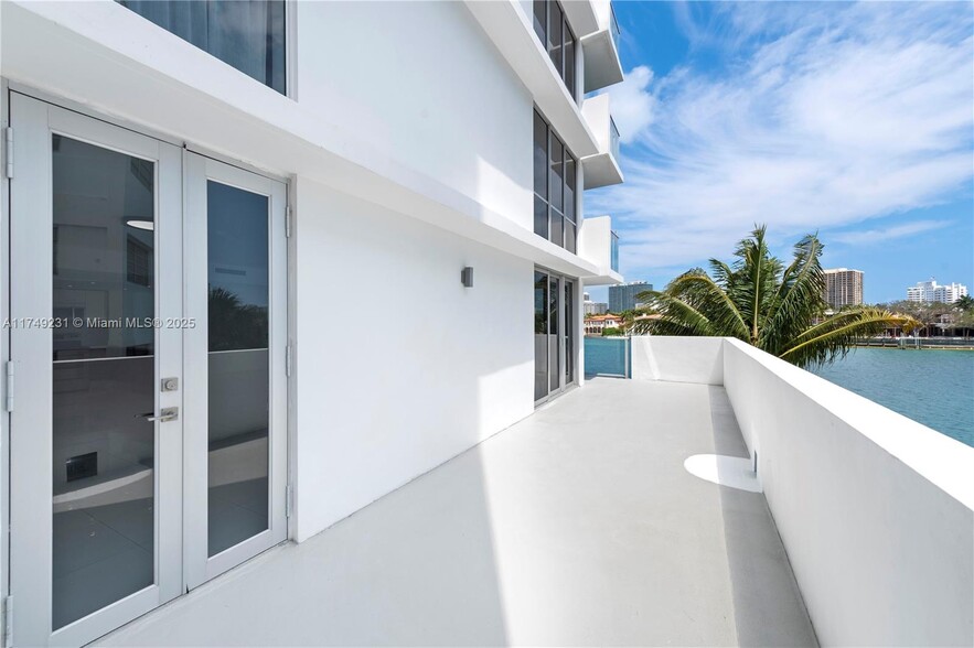 Building Photo - 9901 E Bay Harbor Dr