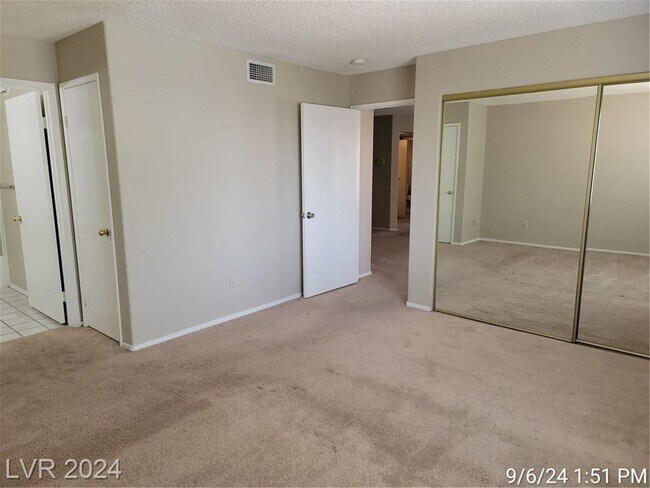 Building Photo - GREAT 2ND FLOOR UNIT IN SW AREA!!