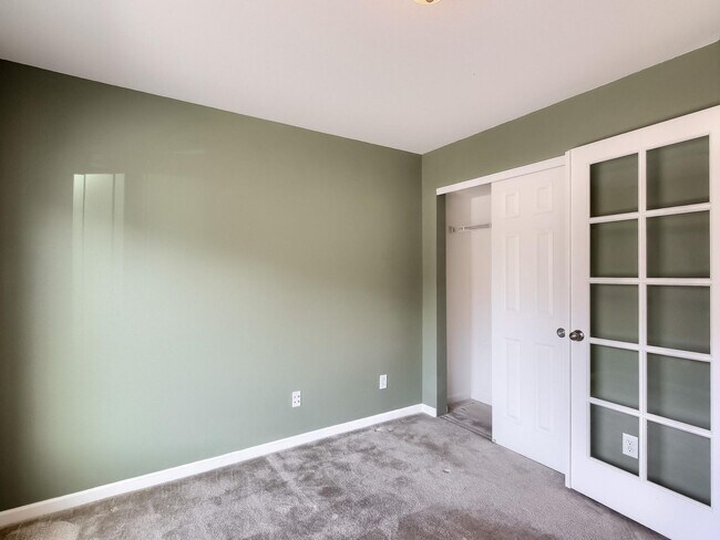 Building Photo - 2 Bedroom Townhome in Denver