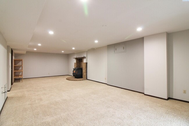 Building Photo - 5 Bed/3 Bath + an Office/Bonus Room House