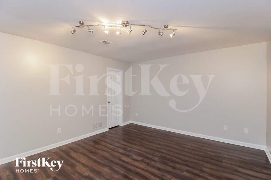 Building Photo - 224 Tennis Ct Ln