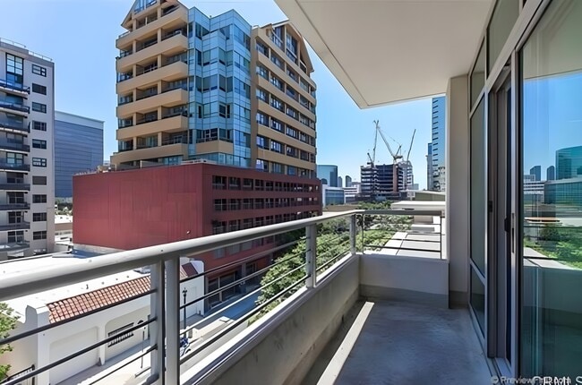 Building Photo - 425 W Beech St