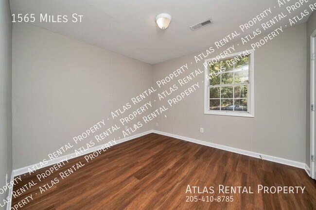 Building Photo - 1565 Miles St