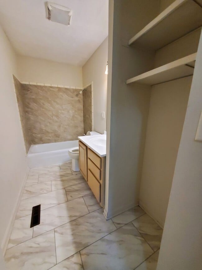 Building Photo - Spacious Four Bedroom Two Bath Home in Ben...