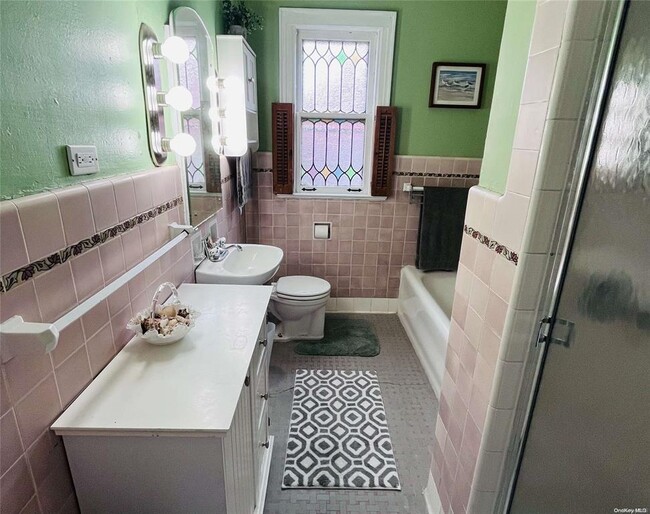 Full Bathroom - 111 W Walnut St