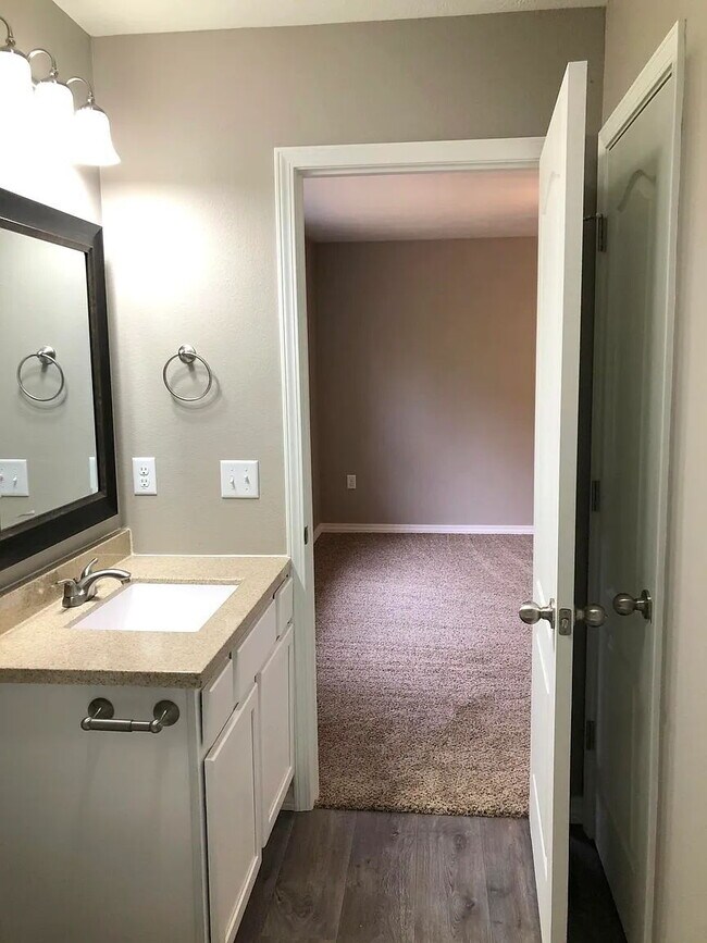 Building Photo - Cute town house with lawncare included!