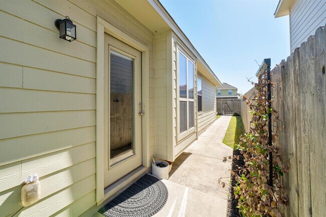 Building Photo - 4613 Graceful Ln