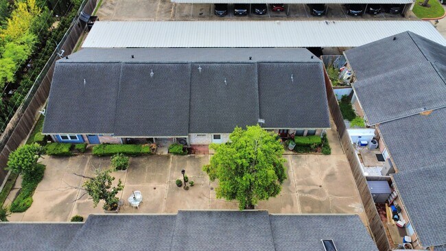 Building Photo - 44 W Tri Oaks Ln