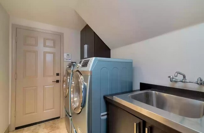 Building Photo - 4026 Caminito Cassis