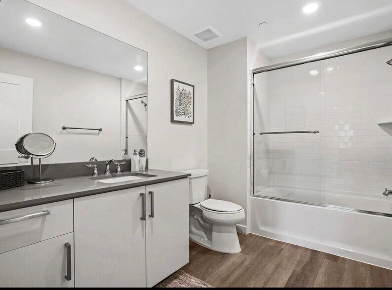 Building Photo - 4725 Radford Ave