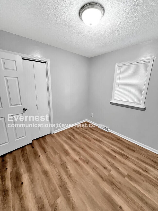 Building Photo - 1303 Michele Dr